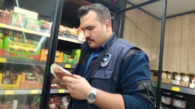 AFYONKARAHİSAR (AA) – Sandıklı Belediyesi zabıta ekiplerince marketlerdeki gıdalarda fiyat,
