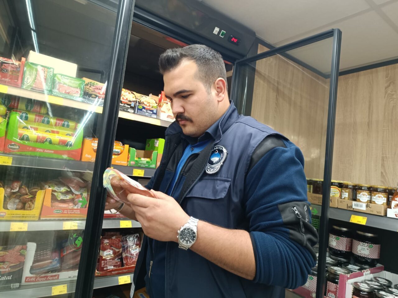 AFYONKARAHİSAR (AA) – Sandıklı Belediyesi zabıta ekiplerince marketlerdeki gıdalarda fiyat,