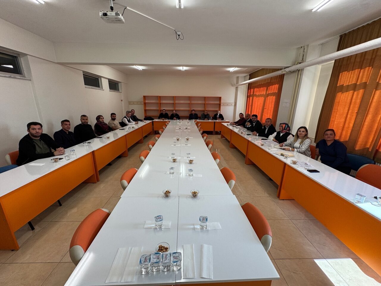 AFYONKARAHİSAR (AA) – Sandıklı ilçesindeki sera işletmecilerine yönelik toplantı gerçekleştirildi.