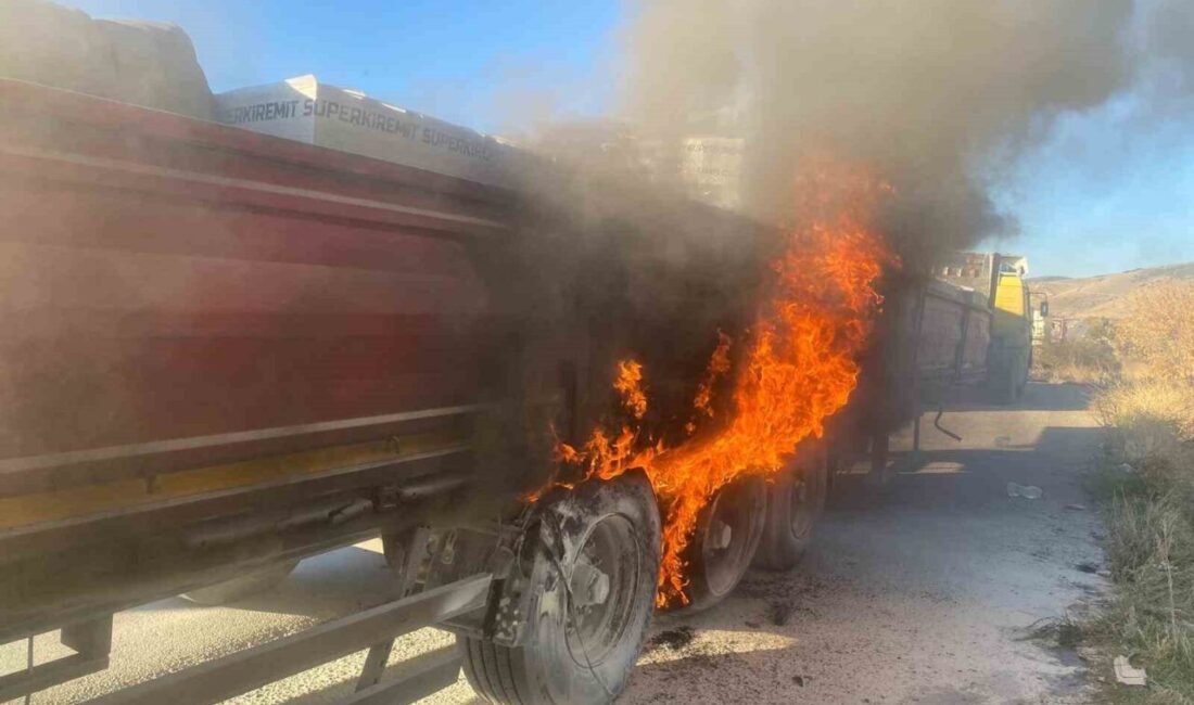 Afyonkarahisar’da lastikleri yanan tır itfaiyenin zamanında müdahalesiyle büyümeden söndürüldü. Olay,