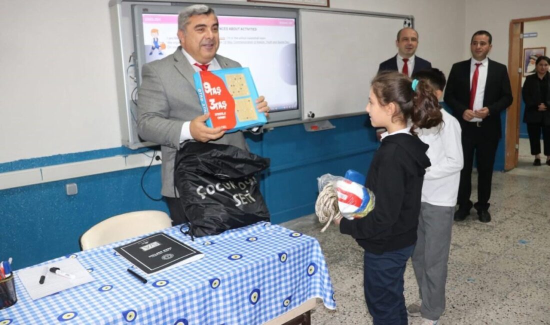 Sünnetci, okul ziyaretinde öğrencilerimizle bir araya geldi. Sınıf ziyaretlerinde geleneksel