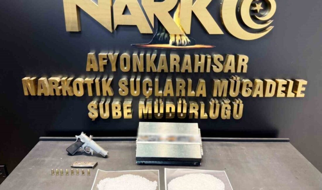 Afyonkarahisar’da seyahat ettiği yolcu otobüsünde uyuşturucu ve ruhsatsız tabanca ile