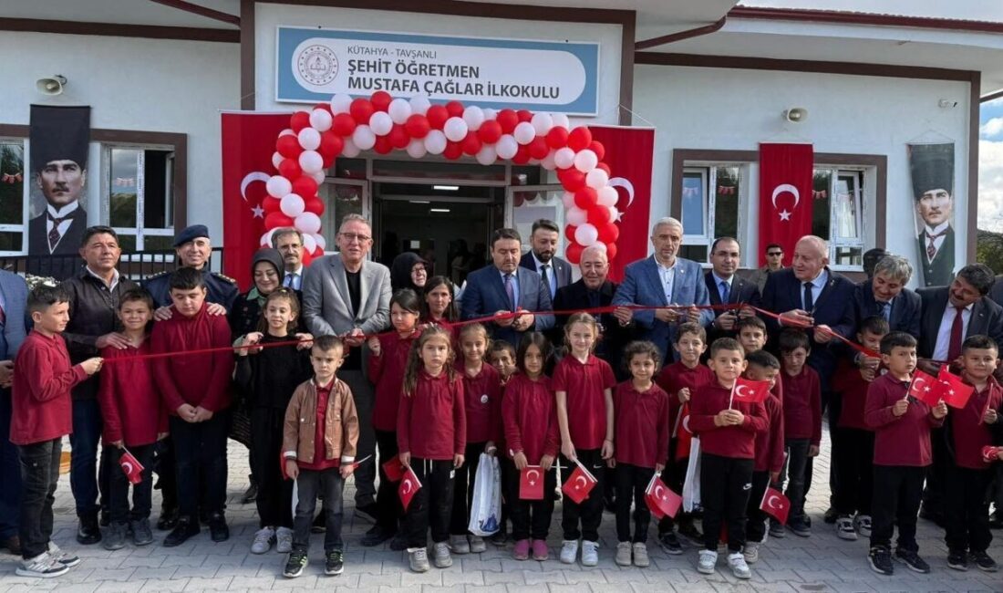 İlkokulun açılış törenine, Kütahya Valisi Musa Işın, AK Parti Kütahya