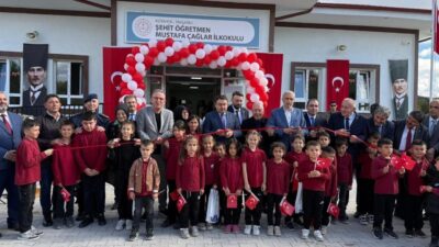 İlkokulun açılış törenine, Kütahya Valisi Musa Işın, AK Parti Kütahya