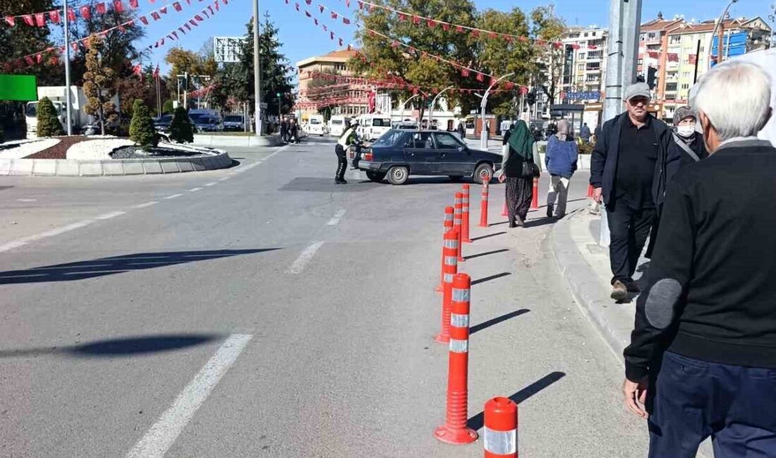 Afyonkarahisar’da kadın trafik polisinin yolda aniden stop eden otomobili tek
