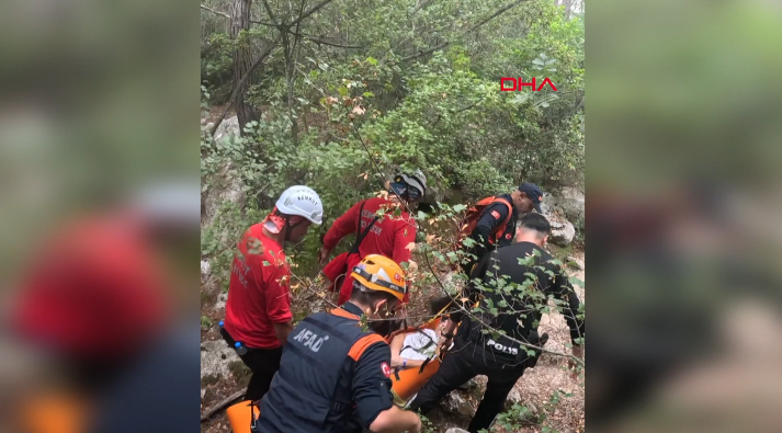 Olay, saat 12.30 sıralarında Kemer İlçesi Kiriş Caddesi üzerinde yer