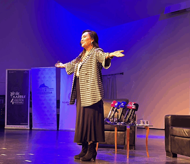 Afyonkarahisar’da gerçekleştirilen kapanış töreni, protokol konuşmalarıyla başladı. Ardından Türk sinemasının