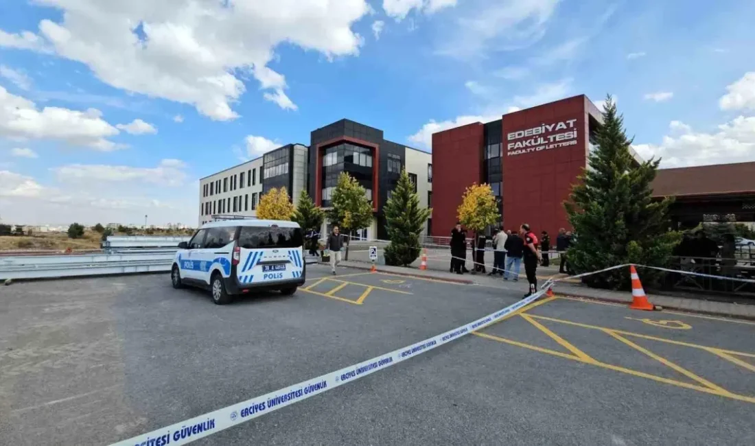 Erciyes Üniversitesi Edebiyat Fakültesi önünde yaşanan olay, üniversiteyi yasa boğdu.