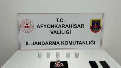 Afyonkarahisar’da 384 adet uyuşturucu hapla yakalanan 2 kişi sevk edildikleri