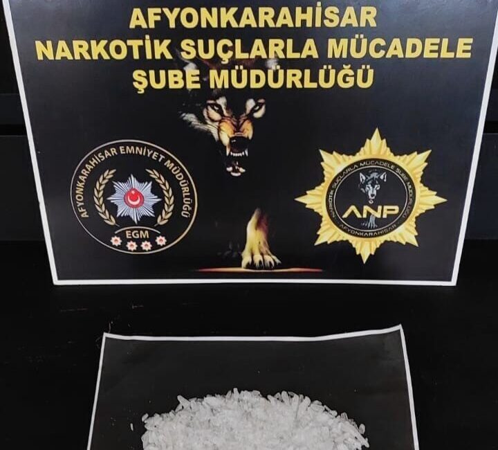 Afyonkarahisar’da şehirlerarası otogarda polis tarafından şüphe üzerine durdurulan ve üstlerinde