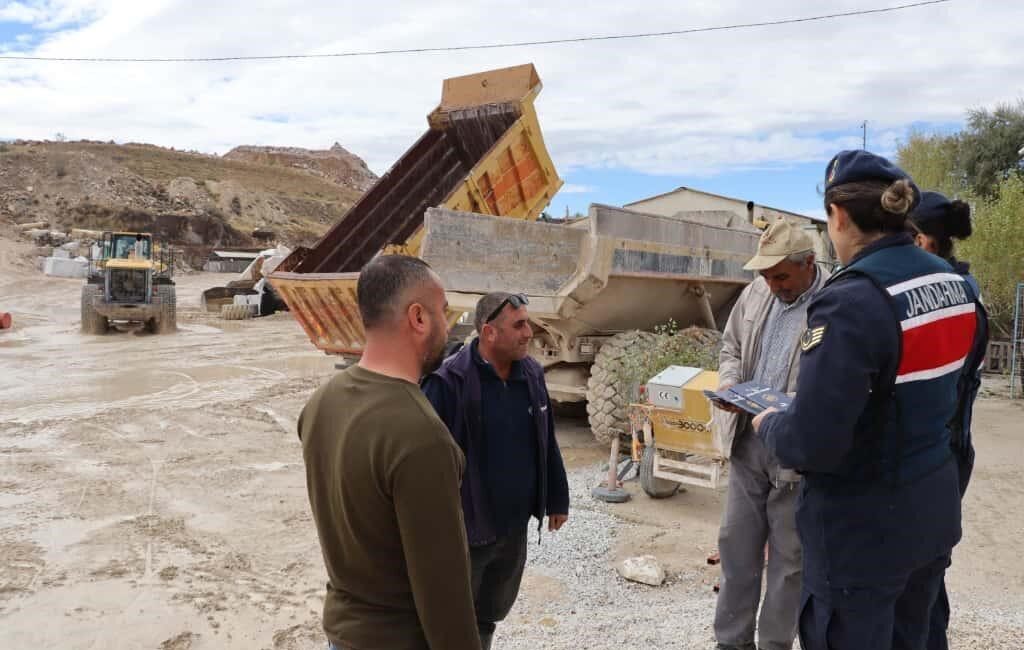 Afyonkarahisar’da jandarma ekipleri kadınlara şiddetle mücadele konusunda bilgilendirme yaptı. Bilgilendirme