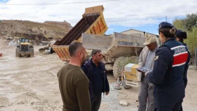Afyonkarahisar’da jandarma ekipleri kadınlara şiddetle mücadele konusunda bilgilendirme yaptı. Bilgilendirme