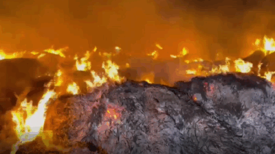 Kamış depolama alanında henüz bilinmeyen bir nedenle çıkan yangın, itfaiye
