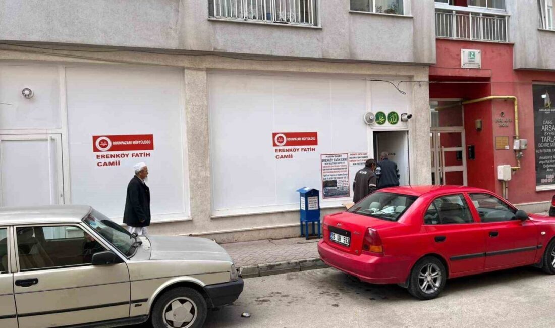 Eskişehir’de yıkılan camilerini 4 katlı bir apartmanın zemin katındaki, geçmişte
