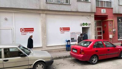 Eskişehir’de yıkılan camilerini 4 katlı bir apartmanın zemin katındaki, geçmişte