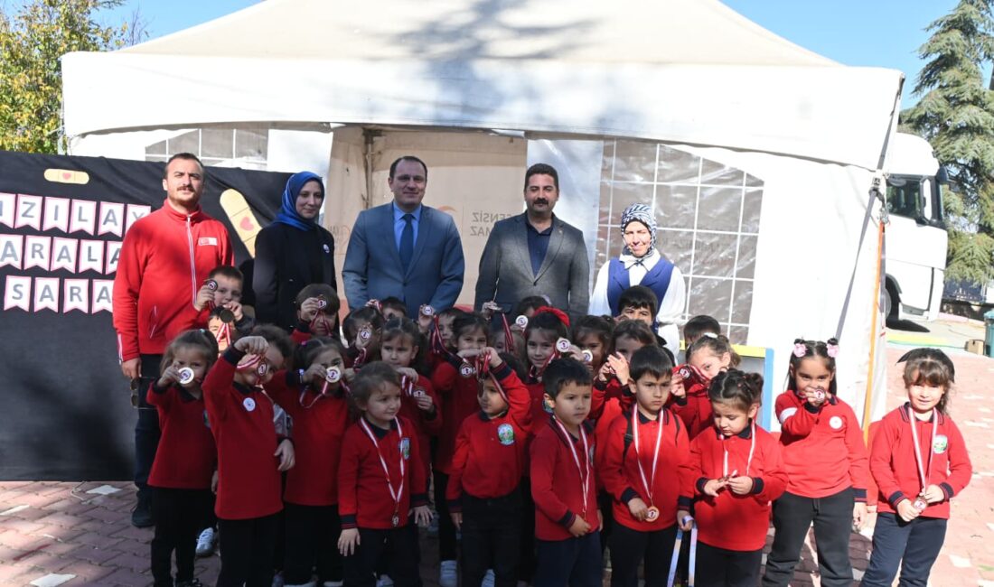 Etkinlikte, Kızılay görevlileri tarafından minik öğrencilere yardımlaşma, dayanışma ve paylaşmanın