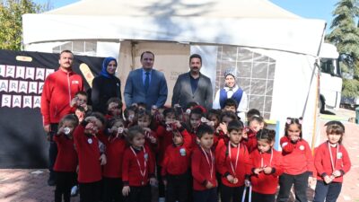 Etkinlikte, Kızılay görevlileri tarafından minik öğrencilere yardımlaşma, dayanışma ve paylaşmanın