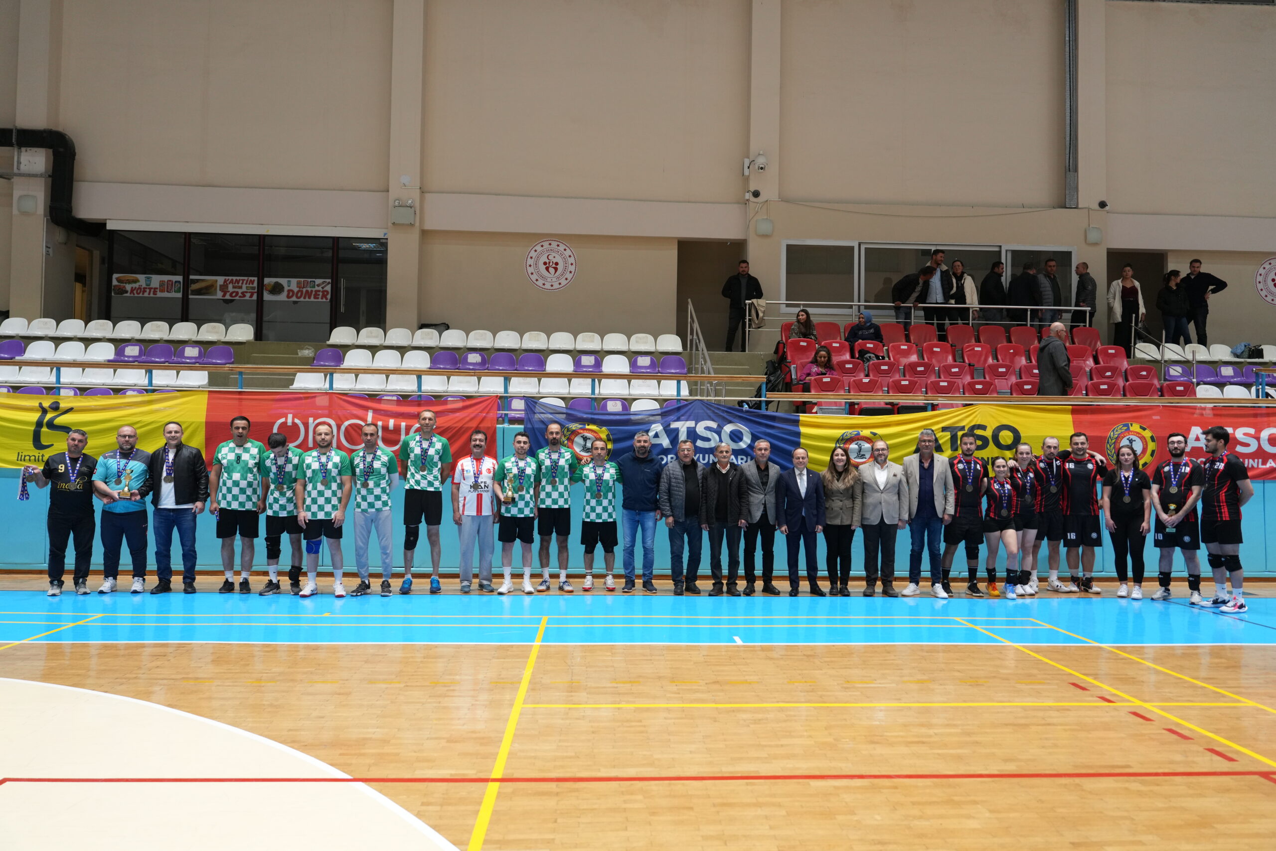 Sandıklı TSO zirvede, Baro ikinci, Valilik üçüncü oldu… Voleybol finalinde büyük heyecan