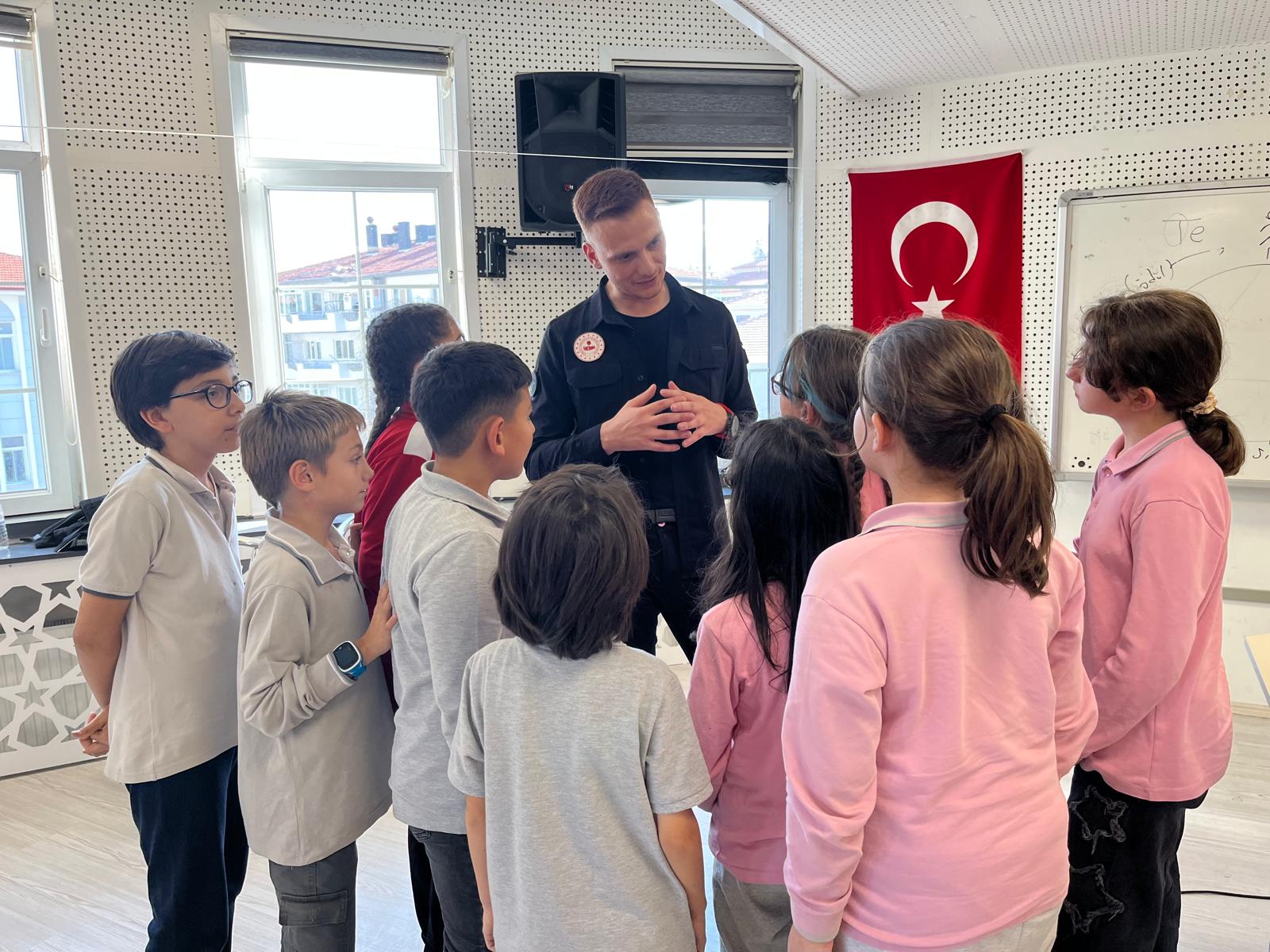 Projenin ilk aşamasında, Hoca Ahmet Yesevi İlkokulu öğrencilerine yönelik olarak
