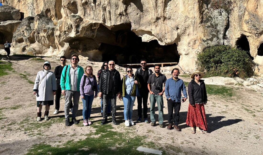 Etkinlik kapsamında proje ekibi, AKÜ Rektör Yardımcısı Prof. Dr. Şuayıp