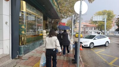 Kentte beklenen yağış öğle saatlerinde başladı. Güne kapalı ve soğuk