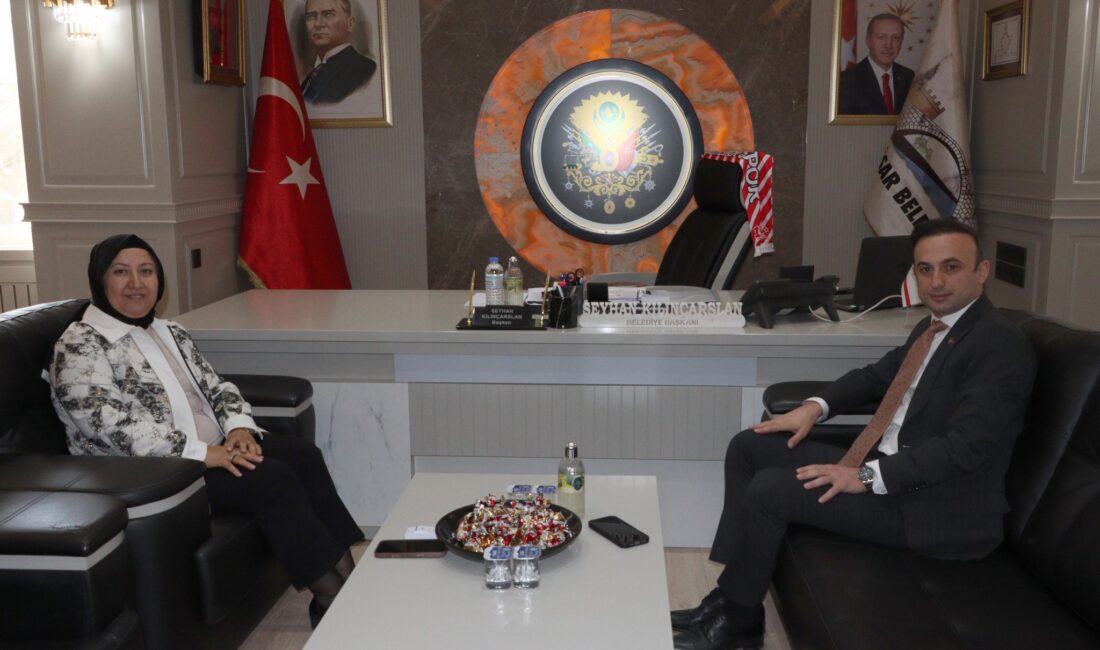 Belediye binasında gerçekleşen ziyarette Başkan Seyhan Kılınçarslan, Kaymakam Akdağoğlu’na ilçe