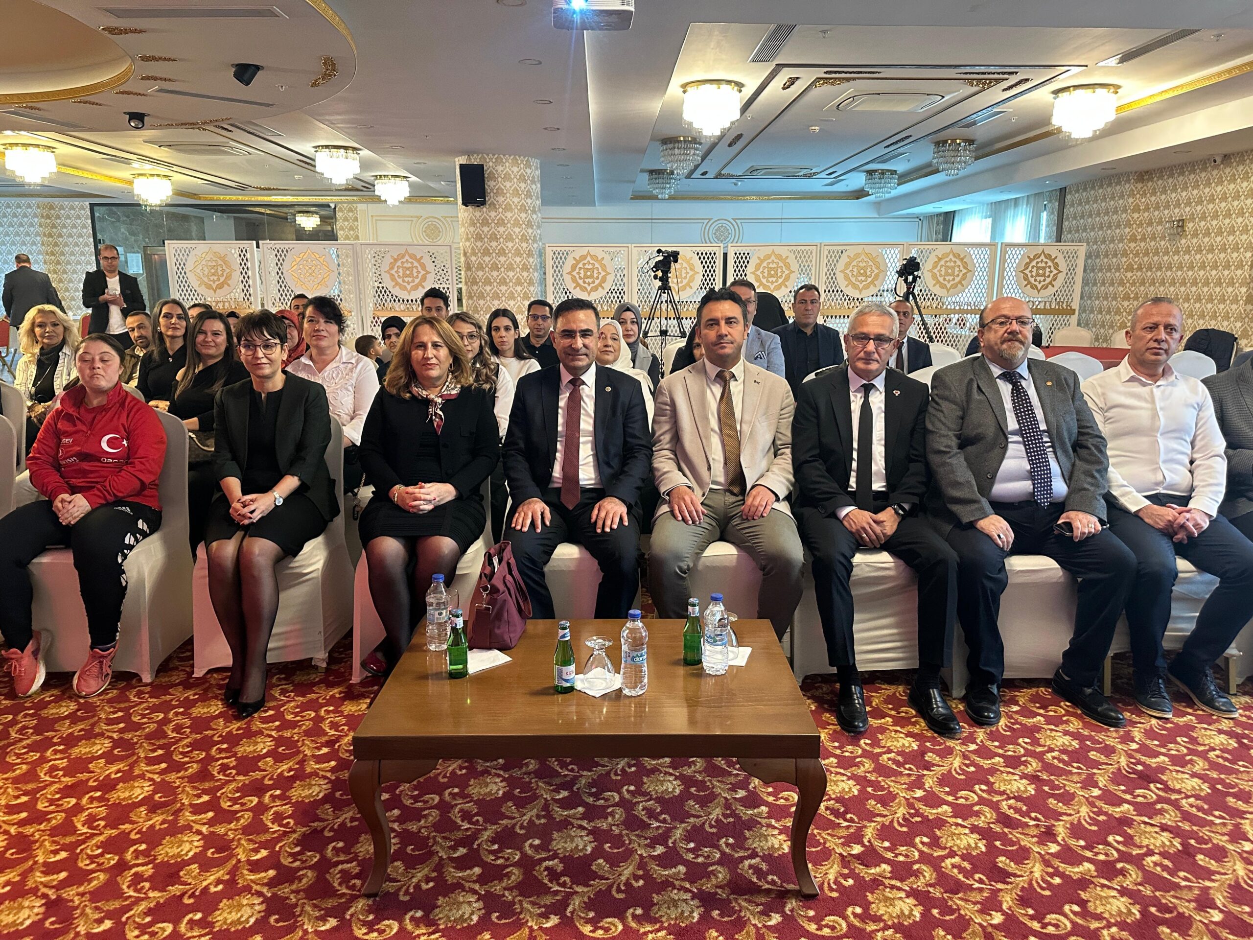 Toplantıya AK Parti Afyonkarahisar Milletvekili Hasan Arslan da katıldı. Toplantıda,