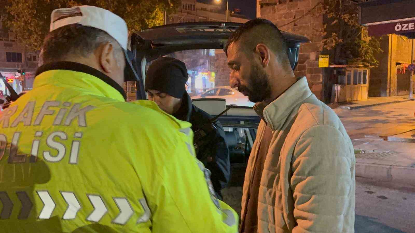 Alkollü sürücü kimlik yerine sosyal medyasını gösterdi