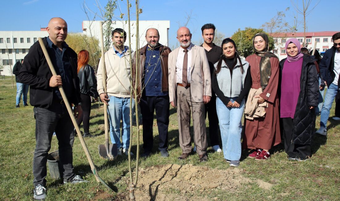 Mühendislik Fakültesi önünde gerçekleştirilen etkinliğe Mühendislik Fakültesi Dekanı Prof. Dr.