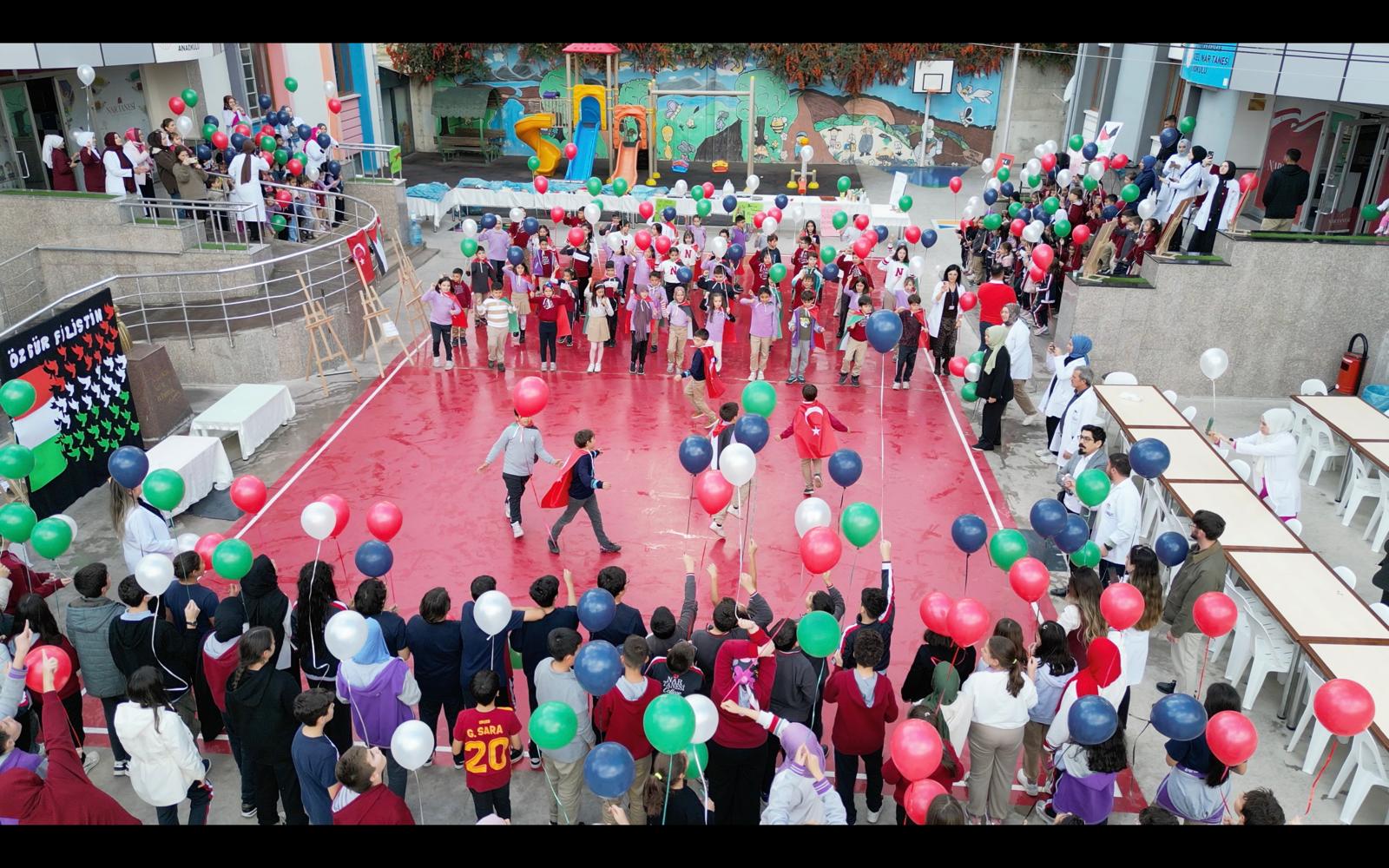 Kermeste, öğrencilerin el emeğiyle hazırladığı yiyecekler, hediyelik eşyalar ve sanatsal