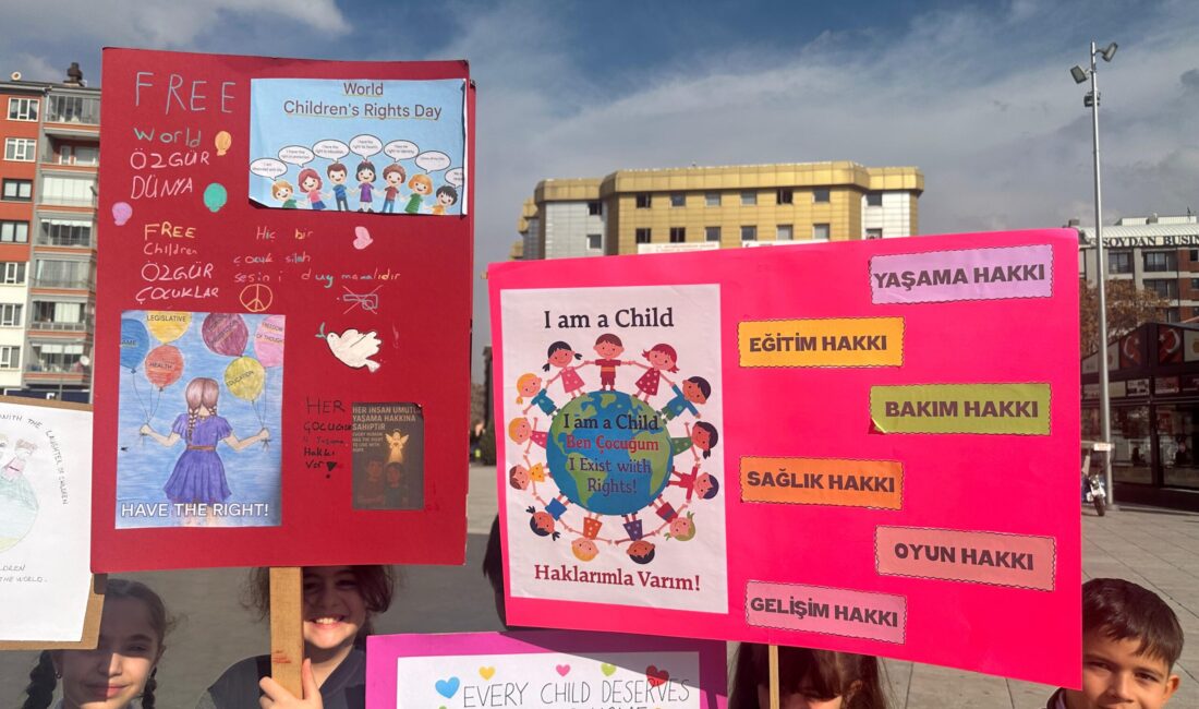 “Gazze’de Çocuk Olmak” temasıyla gerçekleştirilen farkındalık yürüyüşüne öğrenciler, öğretmenler ve