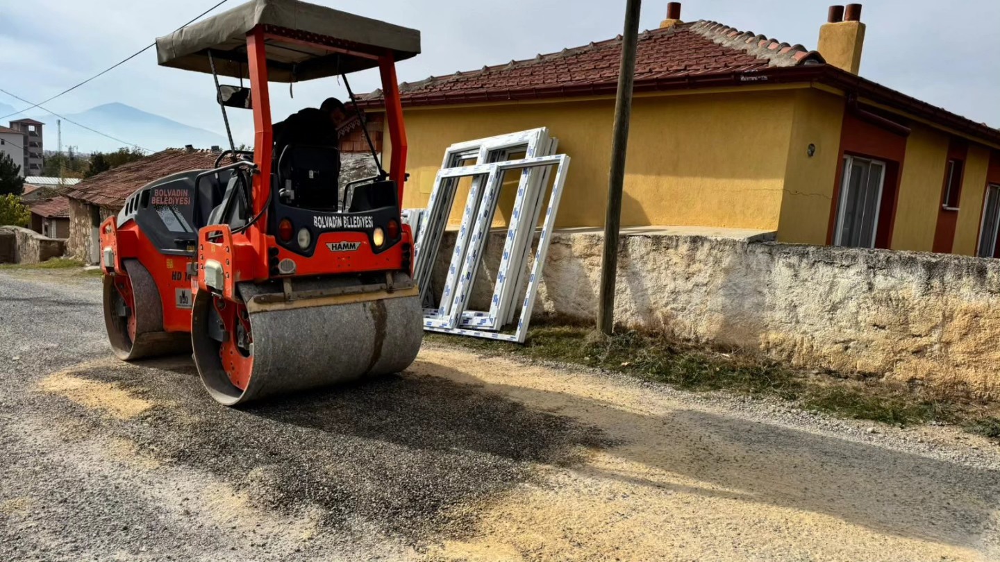 Gökçeyayla Mahallesi’nde soğuk asfalt yama çalışması