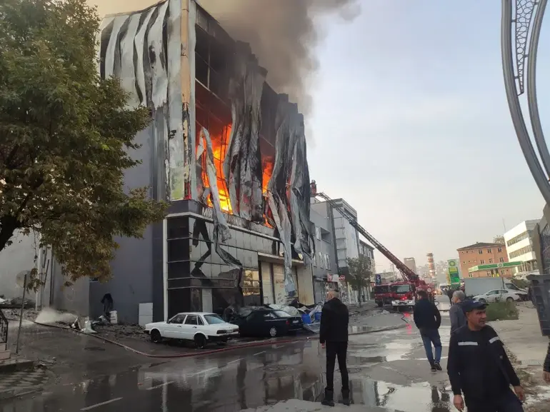 SON DAKİKA... Kocaelide parfüm deposunda yangın: 6 can kaybı