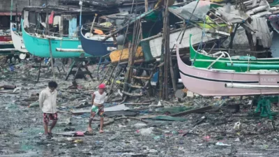 Filipinler Sivil Savunma Bürosu’nun açıklamasına göre, tayfun nedeniyle 130’dan fazla