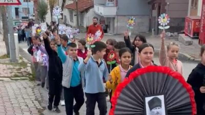 Yüreklerinde taşıdıkları sevgiyle yürüyen minik öğrenciler, “10 Kasım en büyük