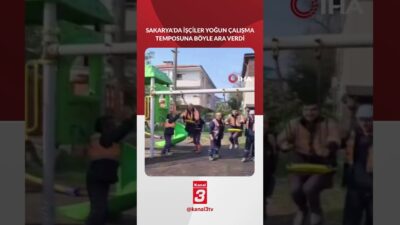 Sakarya’nın Karasu ilçesinde temizlik işçileri, molada çocuk parkına uğrayarak salıncağa