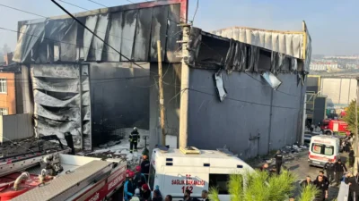 Kocaeli’nin Dilovası ilçesinde bir parfüm fabrikasında çıkan yangında, 3’ü 18