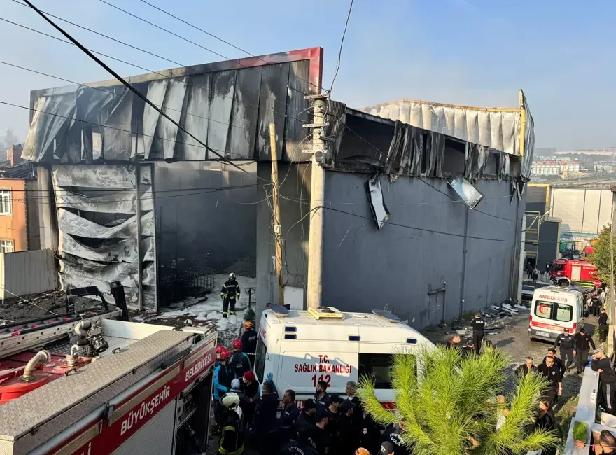 Kocaeli’nin Dilovası ilçesinde bir parfüm fabrikasında çıkan yangında, 3’ü 18