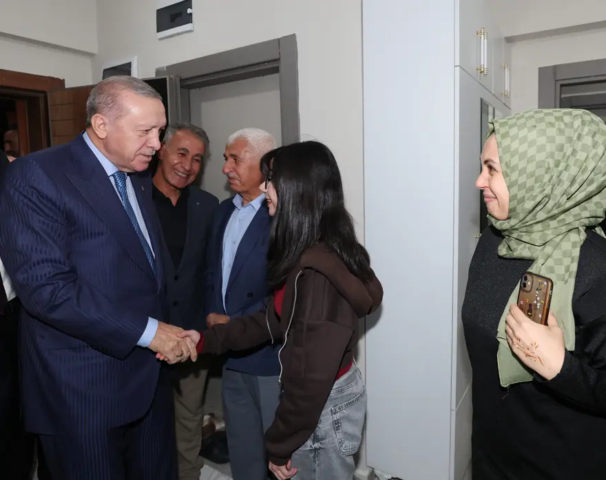 Cumhurbaşkanı Erdoğan Adıyaman'da depremzede ailenin evini ziyaret etti 3