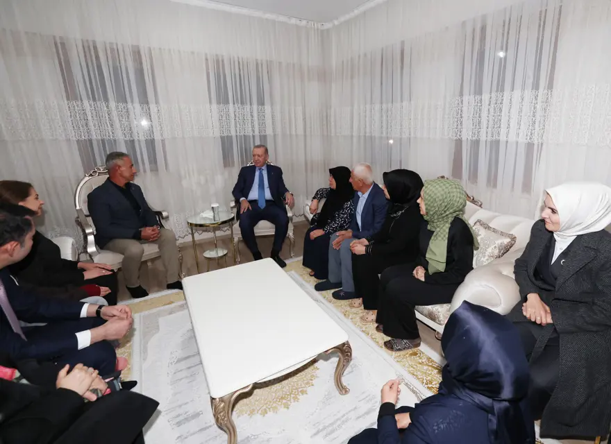 Cumhurbaşkanı Erdoğan Adıyaman'da depremzede ailenin evini ziyaret etti 