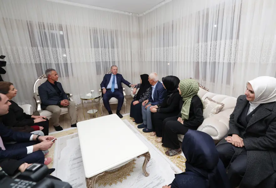 Cumhurbaşkanı Erdoğan Adıyaman'da depremzede ailenin evini ziyaret etti 1