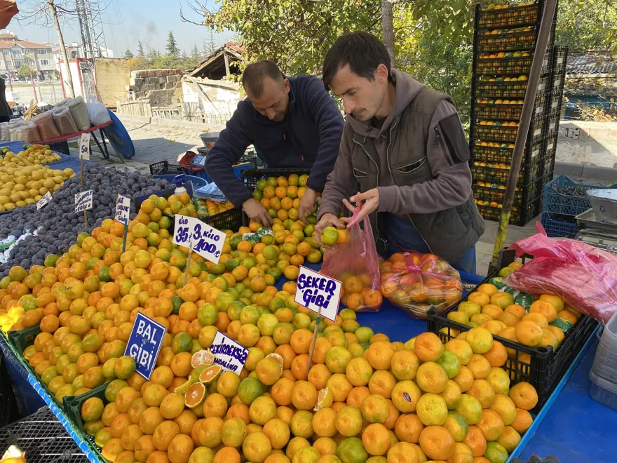 Eskişehir’de kurulan pazarlarda kış meyveleri arasında mandalina bu sezon öne