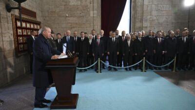 Cumhurbaşkanı Recep Tayyip Erdoğan başkanlığındaki kortejde TBMM Başkanı Numan Kurtulmuş, Cumhurbaşkanlığı Kabinesi üyeleri, CHP Genel