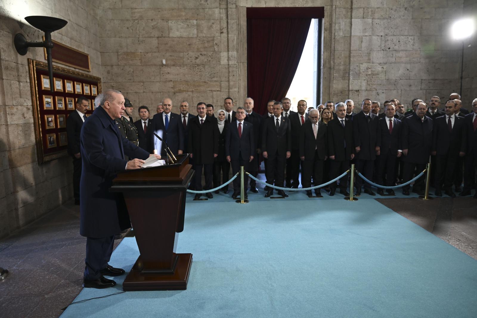 Cumhurbaşkanı Recep Tayyip Erdoğan başkanlığındaki kortejde TBMM Başkanı Numan Kurtulmuş, Cumhurbaşkanlığı Kabinesi üyeleri, CHP Genel