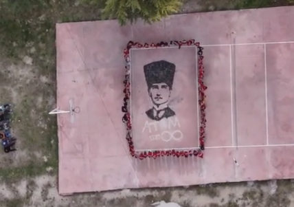 Öğrenciler, Atatürk’e olan büyük sevgi ve özlemlerini ifade etmek için