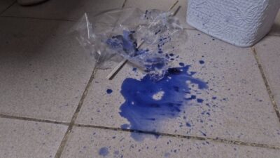 İstanbul Sultangazi’de Okul çıkışı çocuğuyla birlikte yürüyen Ayşe Ulufer, kapı