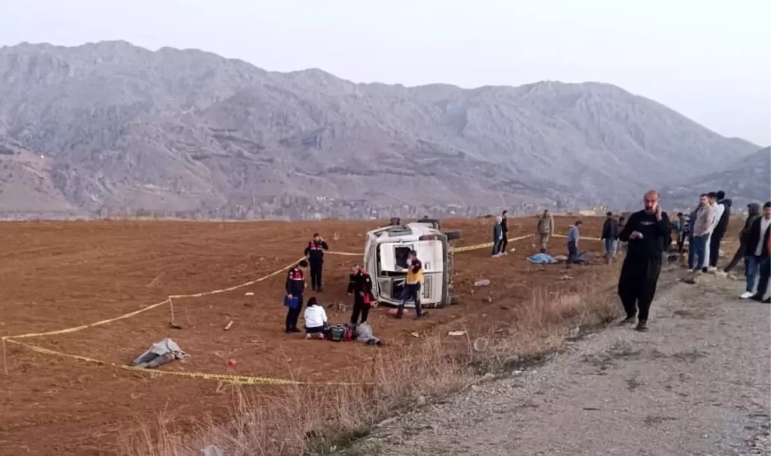 İnşaat işçilerini taşıyan minibüsün takla attığı feci kazada 2 kişi