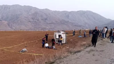 İnşaat işçilerini taşıyan minibüsün takla attığı feci kazada 2 kişi