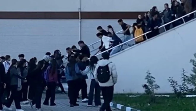 Söğütlü Mahallesi’ndeki liseye henüz belirlenemeyen nedenle eli sopalı bir grup