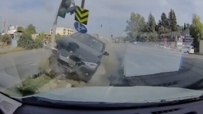 Edinilen bilgilere göre, İslim Korkmaz yönetimindeki otomobil, kavşakta kırmızı ışık